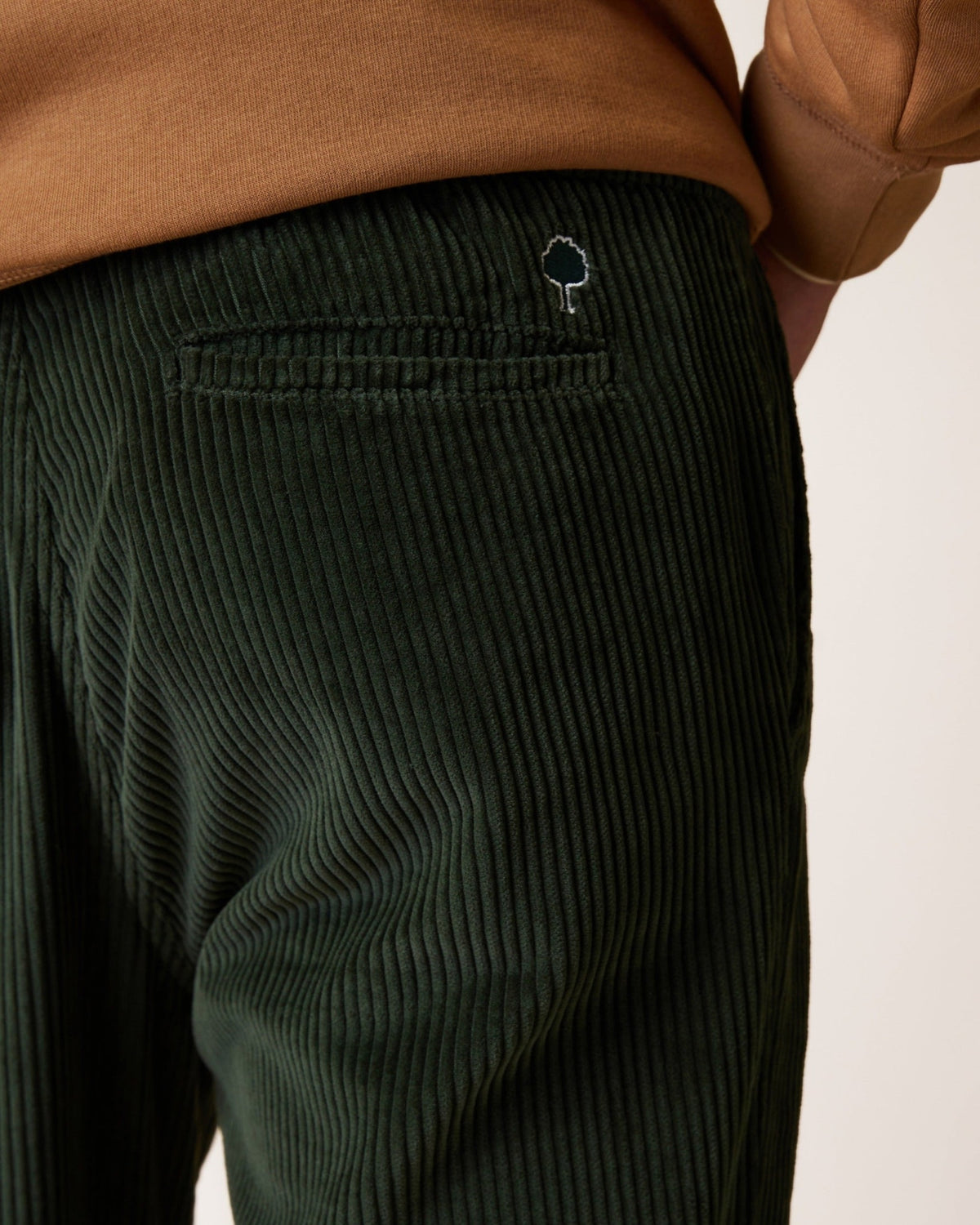 DREUILLE Pantalon en velours côtelé, taille élastique — FAGUO — Vert foncé — gros plan poche arrière 6 | Appart 17 Bruxelles