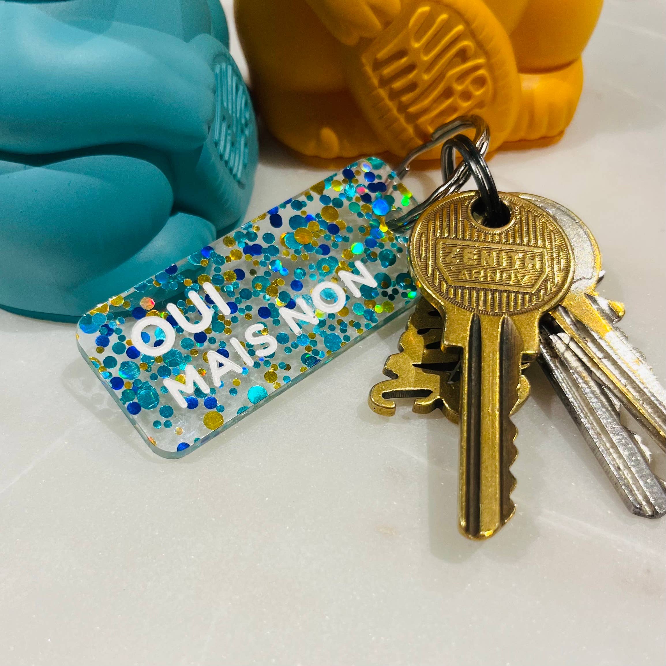 OUI MAIS NON Porte-clés à paillettes Plus de Love: Bleu / Or / Vert