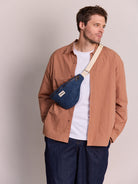 Hindbag Banane Olivia — Hindbag — Denim bleu foncé — porté, vue 2 2 | Appart 17 Bruxelles