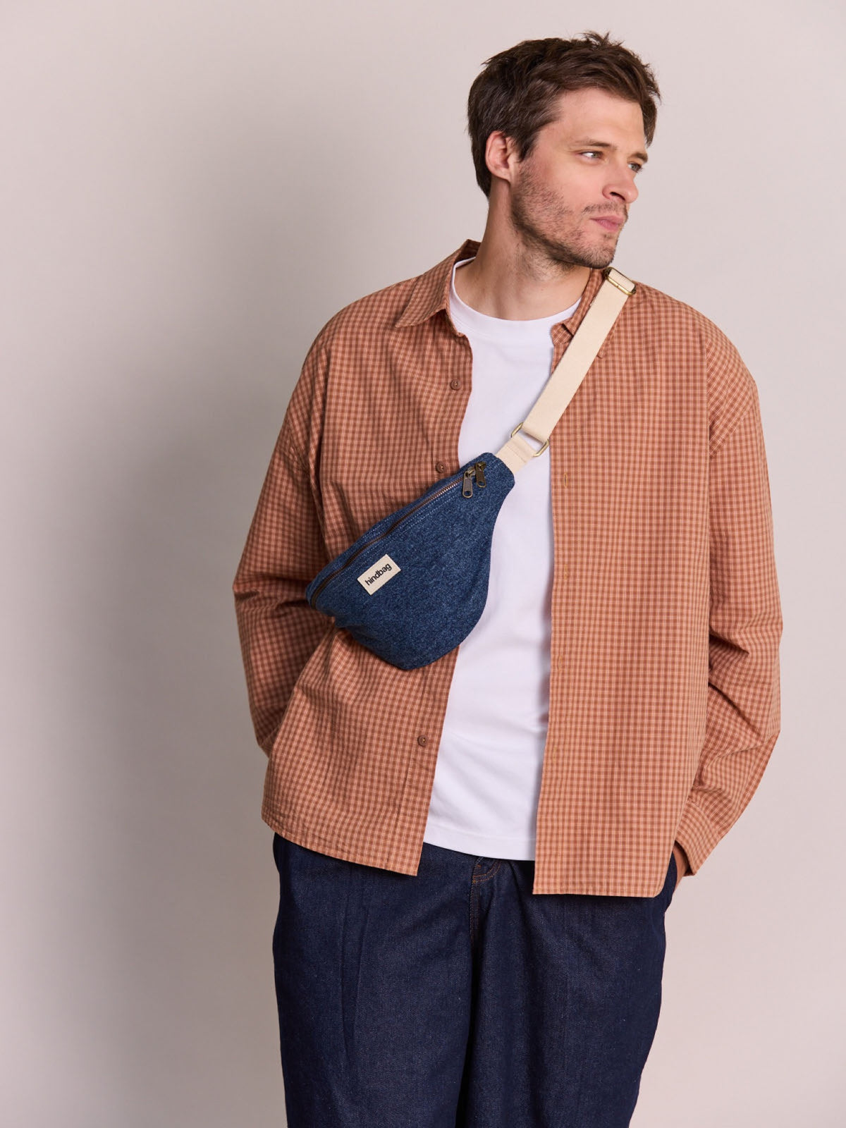 Hindbag Banane Olivia — Hindbag — Denim bleu foncé — porté, vue 2 2 | Appart 17 Bruxelles