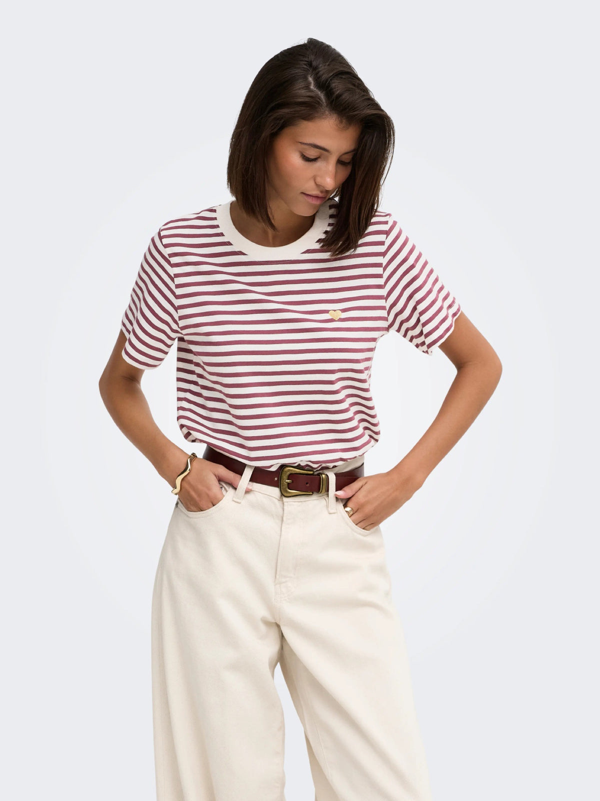 JDYPISA T-shirt col rond en coton bio à imprimé — JDY — Cloud Dancer / New Stripe Windsor Wine Gold — porté, vue de face | Appart 17 Bruxelles