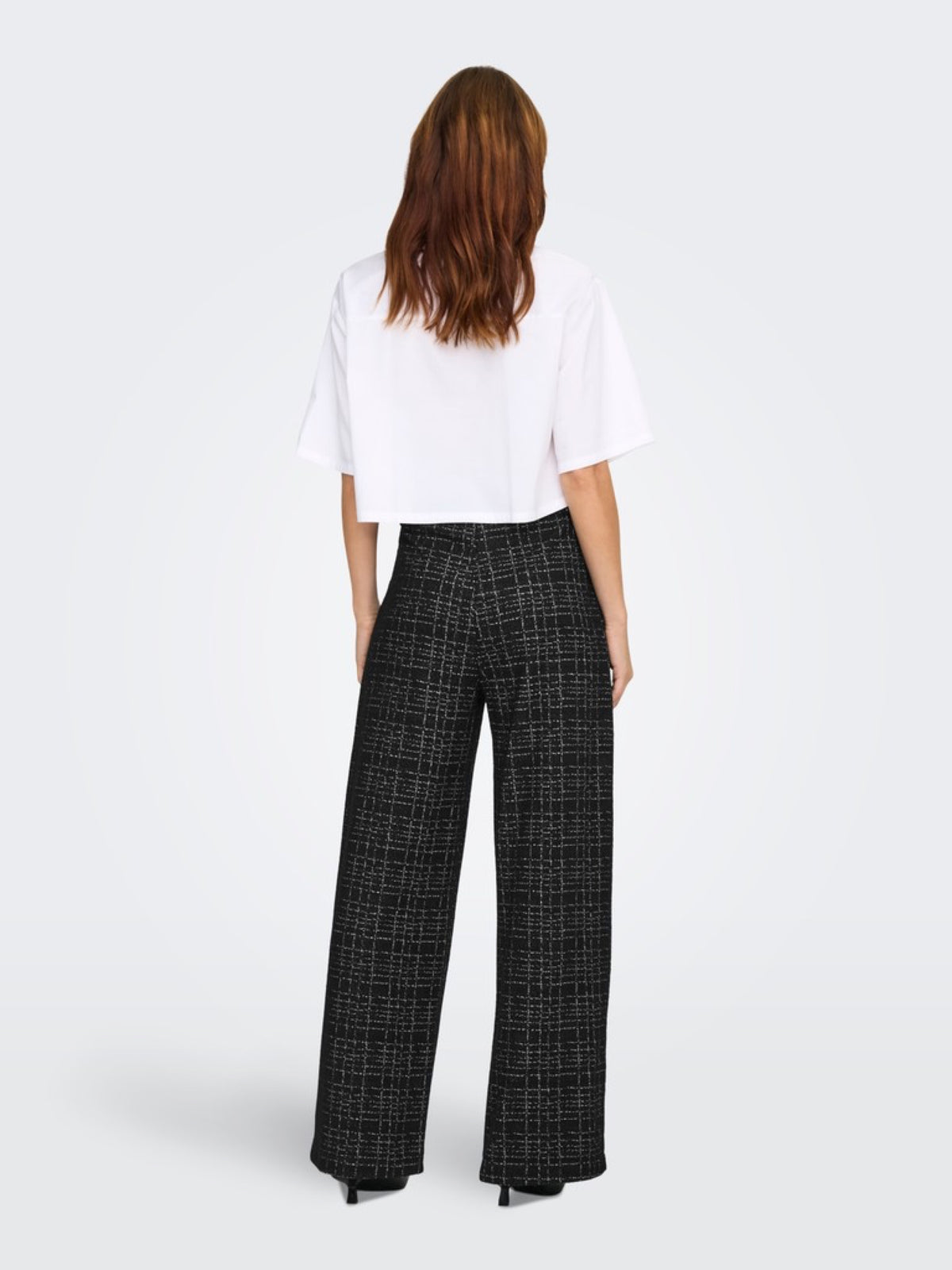 JDYDORIT Pantalon large à carreaux en maille bouclée — JDY — Black Checks — porté, vue de dos 4 | Appart 17 Bruxelles