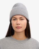 Colorful Standard Merino Wool Hat Bonnet côtelé à large revers laine mérinos — Colorful Standard — Heather Grey — porté en pied 2 | Appart 17 Bruxelles