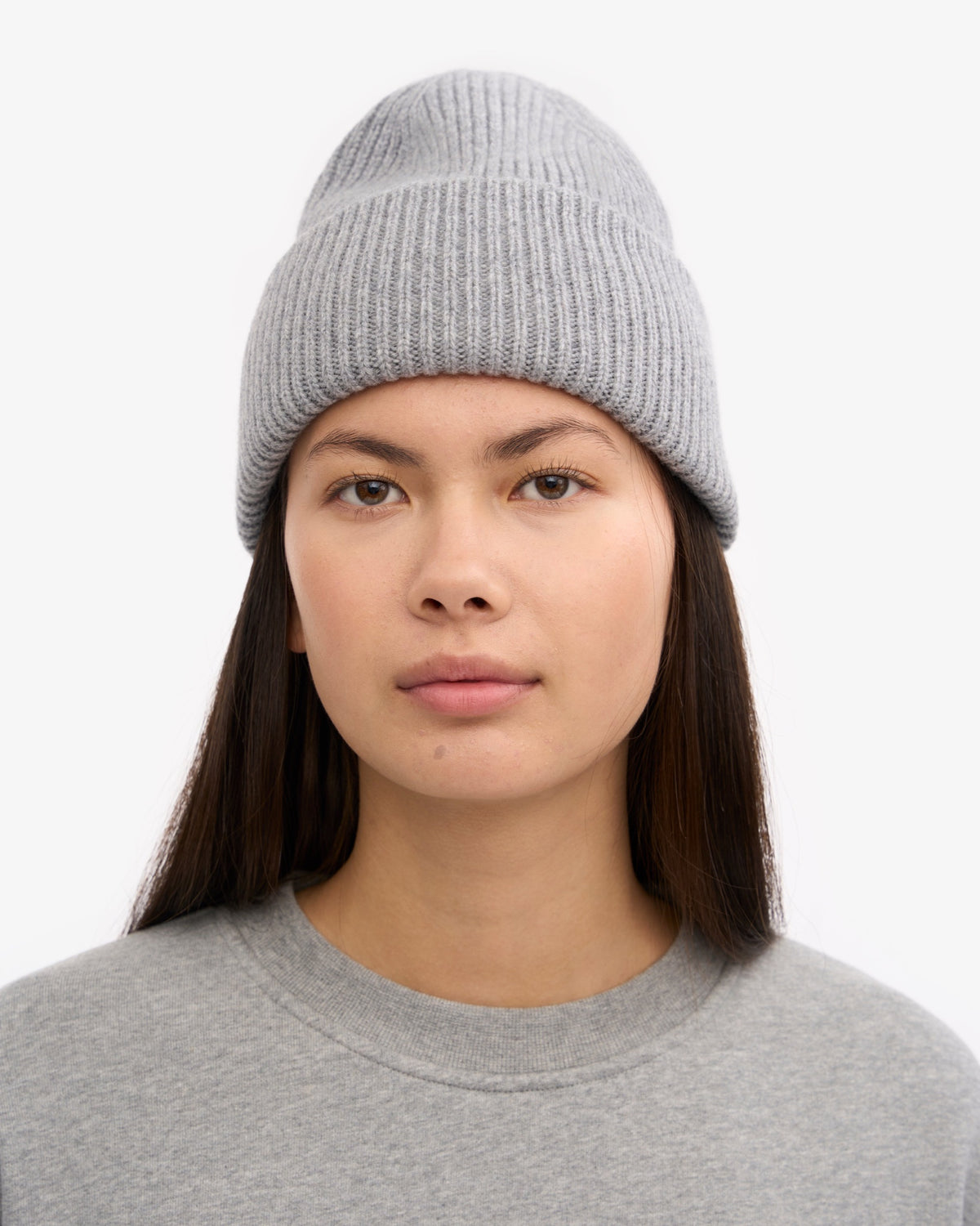 Colorful Standard Merino Wool Hat Bonnet côtelé à large revers laine mérinos — Colorful Standard — Heather Grey — porté en pied 2 | Appart 17 Bruxelles