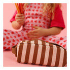 Trousse d'école simple — Atelier Wagram — Rayures marron fond beige — autre vue 6 | Appart 17 Bruxelles
