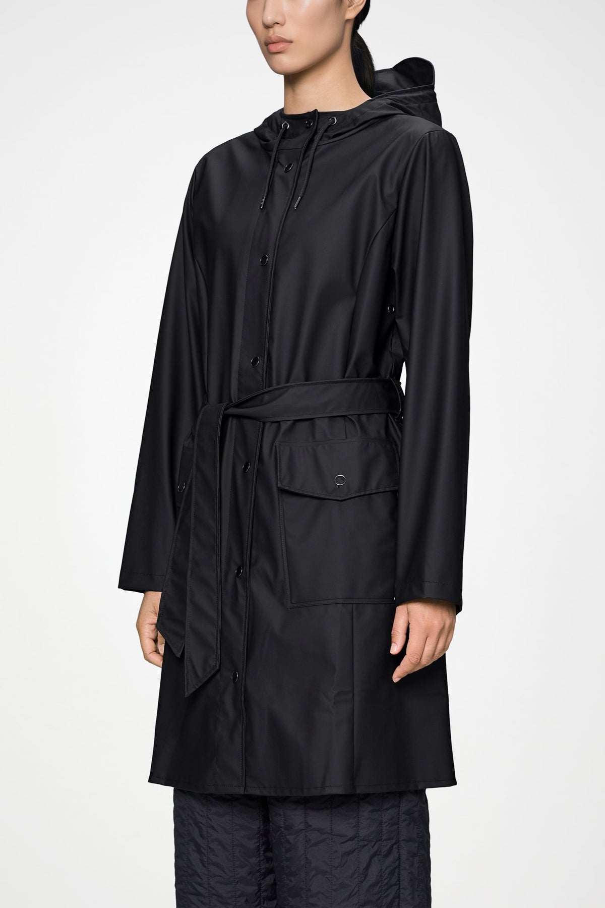 Curve Long Jacket W3 Imperméable long légèrement cintré à capuche — Rains — Black — porté, détail | Appart 17 Bruxelles