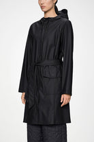 Curve Long Jacket W3 Imperméable long légèrement cintré à capuche — Rains — Black — porté, détail | Appart 17 Bruxelles