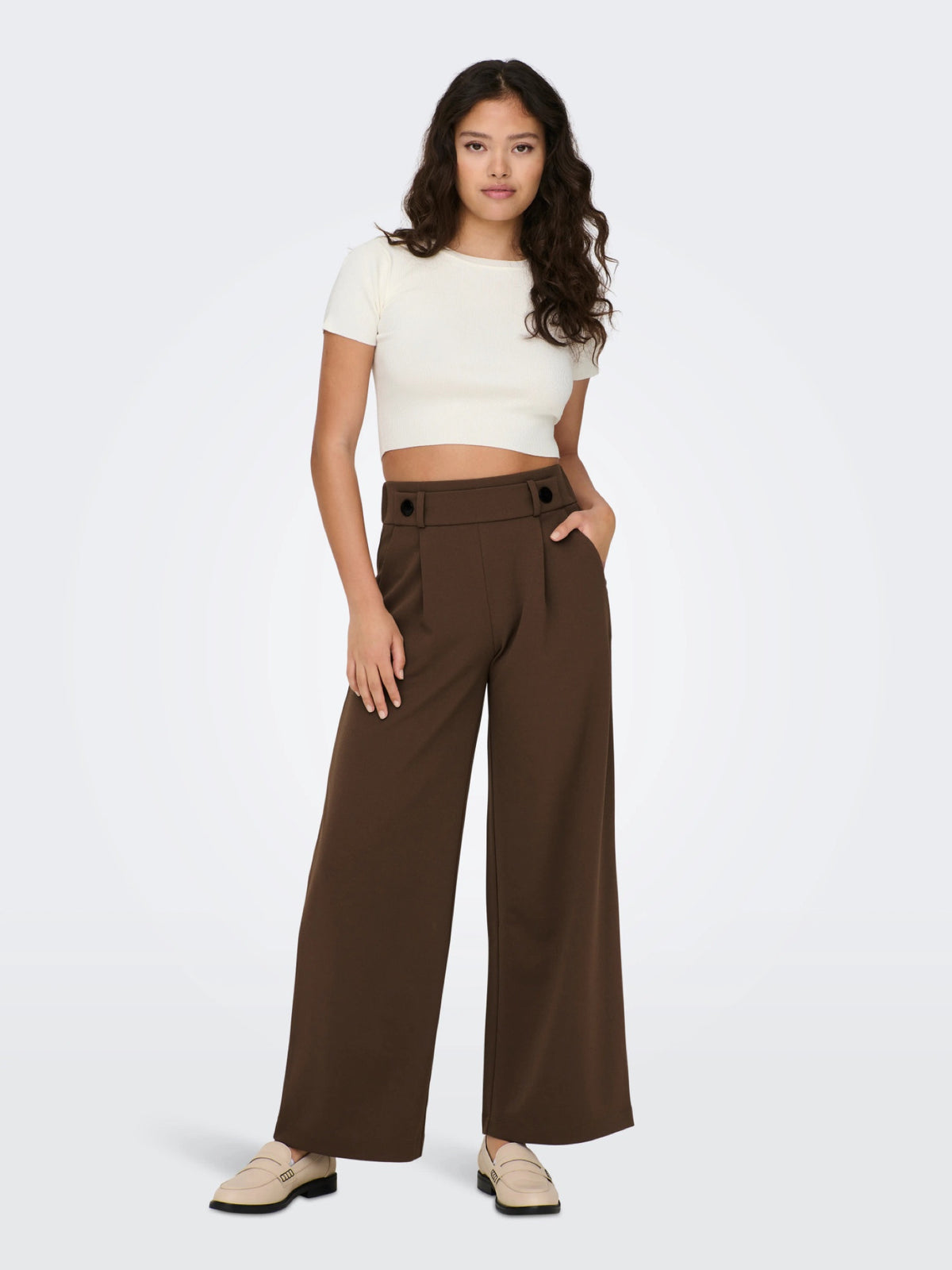 JDYCIRKELINE Crop top en maille fine manches courtes — JDY — Cloud Dancer — porté en pied 3 | Appart 17 Bruxelles