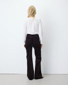 Alban Pantalon droit en velours côtelé — Grace & Mila — Aubergine — porté, de dos 4 | Appart 17 Bruxelles