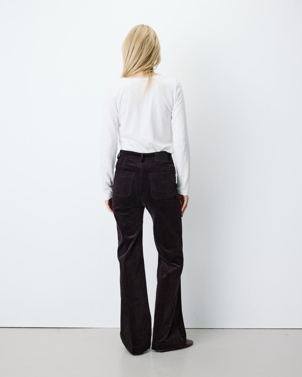 Alban Pantalon droit en velours côtelé — Grace & Mila — Aubergine — porté, de dos 4 | Appart 17 Bruxelles
