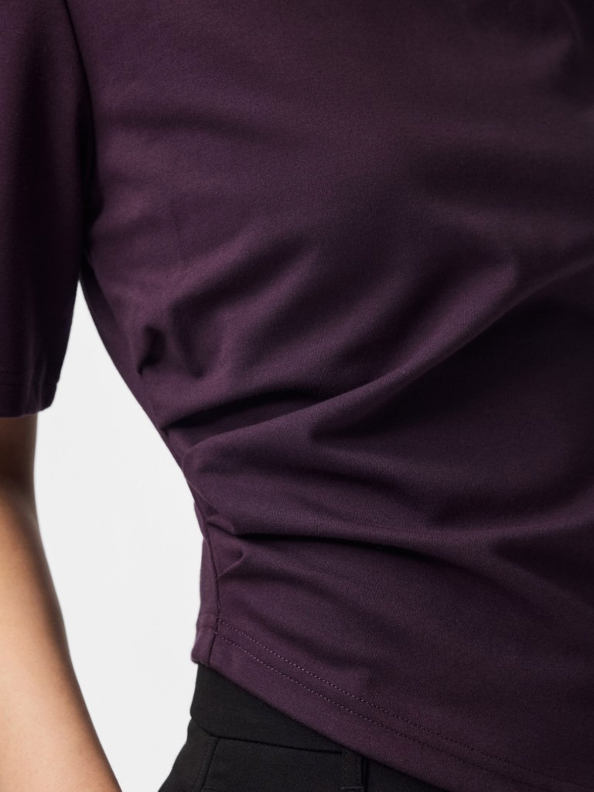 PCVICTORIA Top drapé asymétrique à manches courtes — Pieces — Plum Perfect — détail des fronces sur le côté 6 | Appart 17 Bruxelles