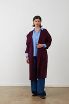 KOH Manteau-gilet long en maille — Orfeo — Burgundy — porté, ouvert 2 | Appart 17 Bruxelles