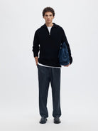 SLMPIM Pull demi-zip en coton bio, col montant — Selected Homme — Sky Captain — porté, en pied 3 | Appart 17 Bruxelles