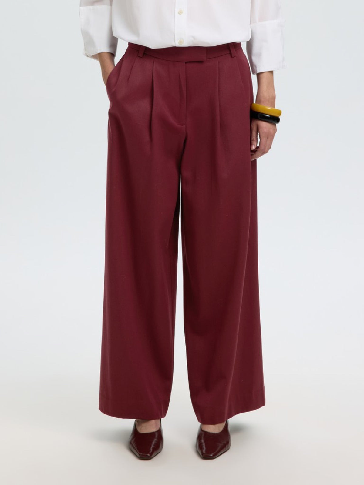 Selected Femme SLWTHILDE Pantalon extra large taille haute en laine et coton — Selected Femme — Tawny Port — porté, vue de face | Appart 17 Bruxelles