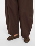 VIJEMMA Pantalon barrel taille haute en coton — VILA — Coffee Bean — porté 5 | Appart 17 Bruxelles