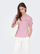 JDYPISA T-shirt col rond en coton bio à imprimé — JDY — Fragrant Lilac / Bittersweet Heart — porté, vue de face | Appart 17 Bruxelles