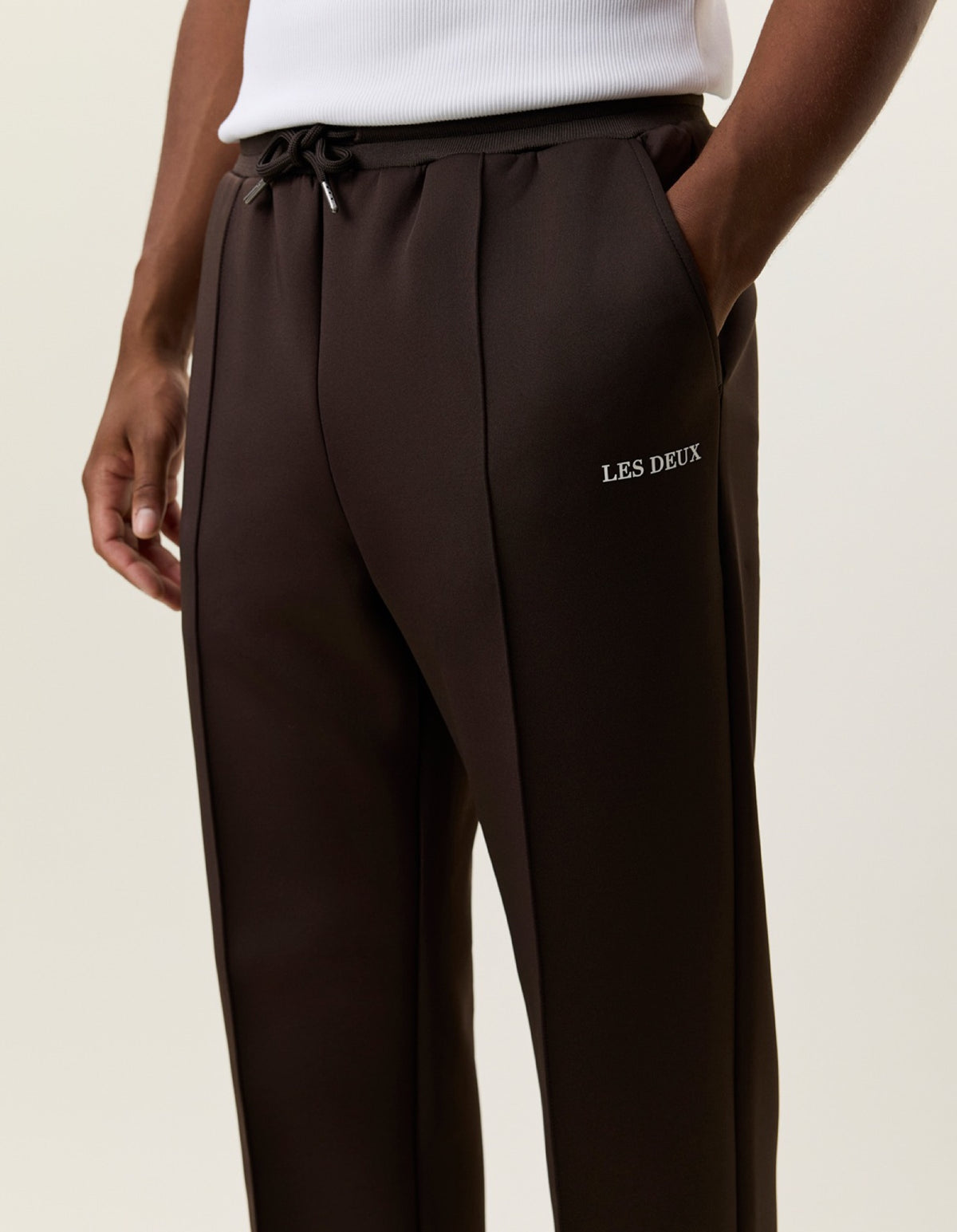 Casual Track Pants Pantalon de survêtement — Les Deux — Delicioso Brown — porté, détail 2 | Appart 17 Bruxelles