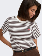 JDYPISA T-shirt col rond en coton bio à imprimé — JDY — Cloud Dancer / New Stripe Chocolate Torte — détail | Appart 17 Bruxelles