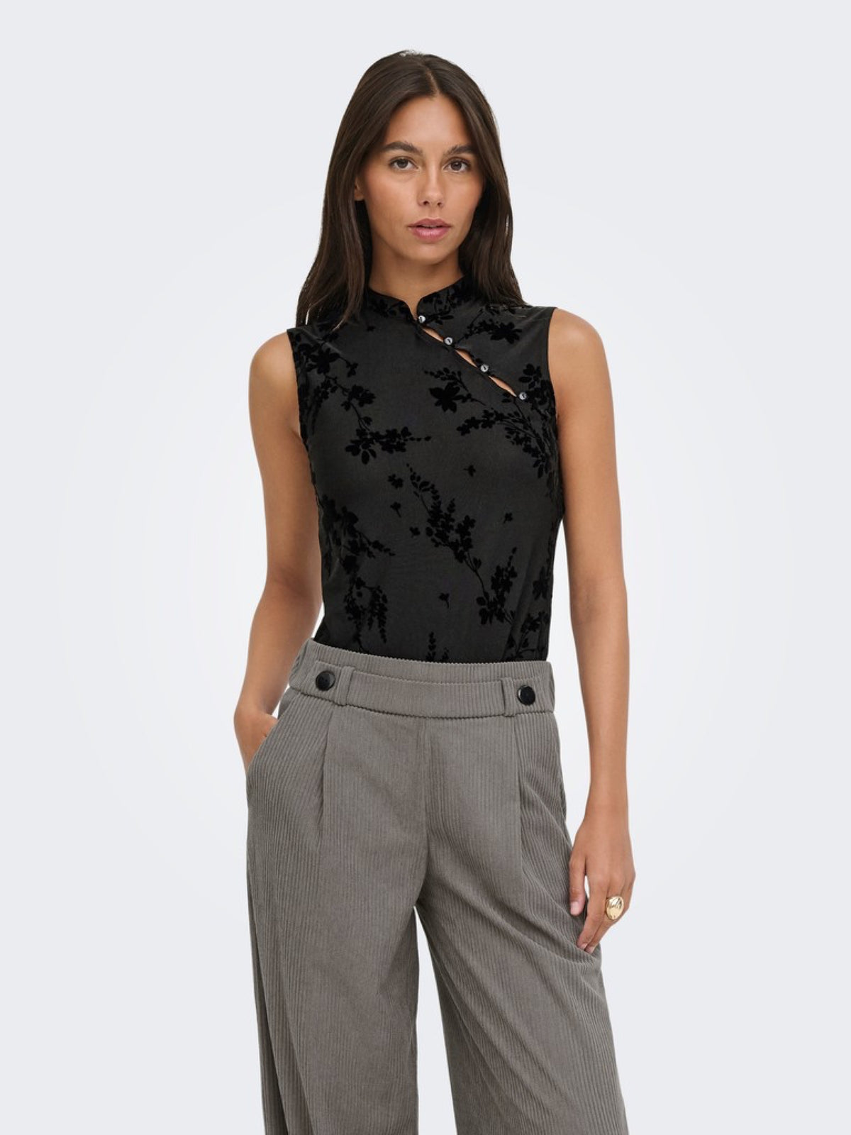 JDYFLORA Top sans manches à fleurs floquées, col montant boutonné — JDY — Black — porté, de face, avec pantalon large 2 | Appart 17 Bruxelles