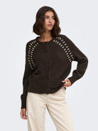 JDYZOEY ELLA Cardigan en maille à surpiqûres contrastées — JDY — Coffee Bean — porté | Appart 17 Bruxelles