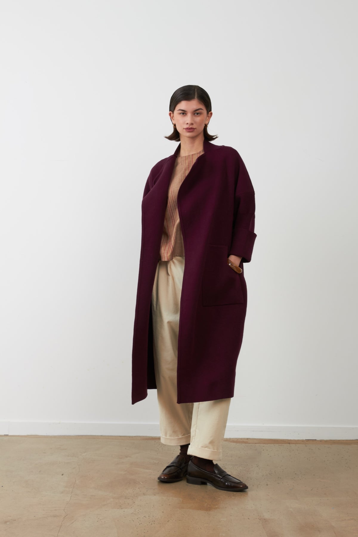 KOH Manteau-gilet long en maille — Orfeo — Burgundy — porté, sur une maille 5 | Appart 17 Bruxelles
