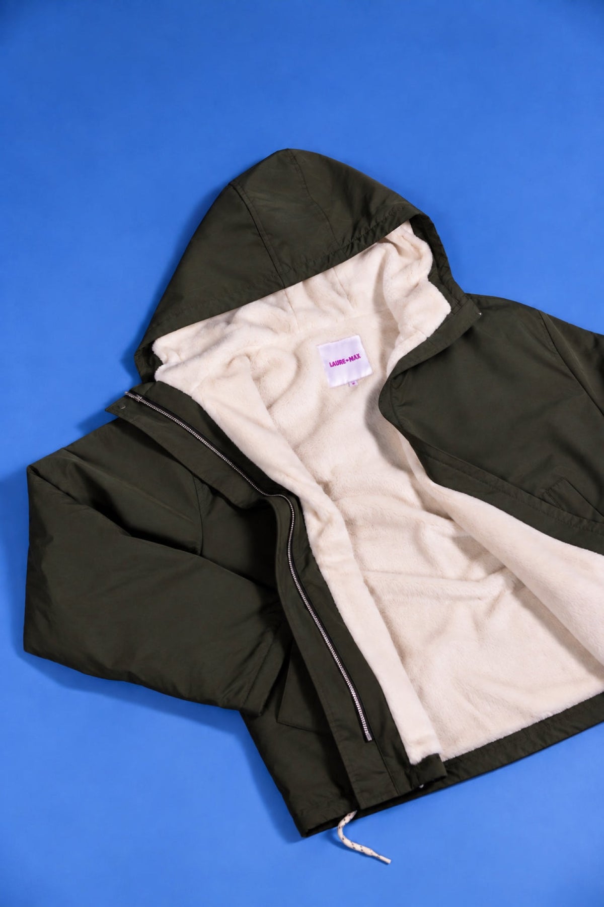GUZMANIA Parka — Laure plus Max — Kaki — à plat, doublure en fausse fourrure 3 | Appart 17 Bruxelles