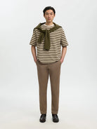 SLM175 NEW MILES Pantalon slim chino stretch coton bio — Selected Homme — Chocolate Chip — porté en look complet | Appart 17 Bruxelles