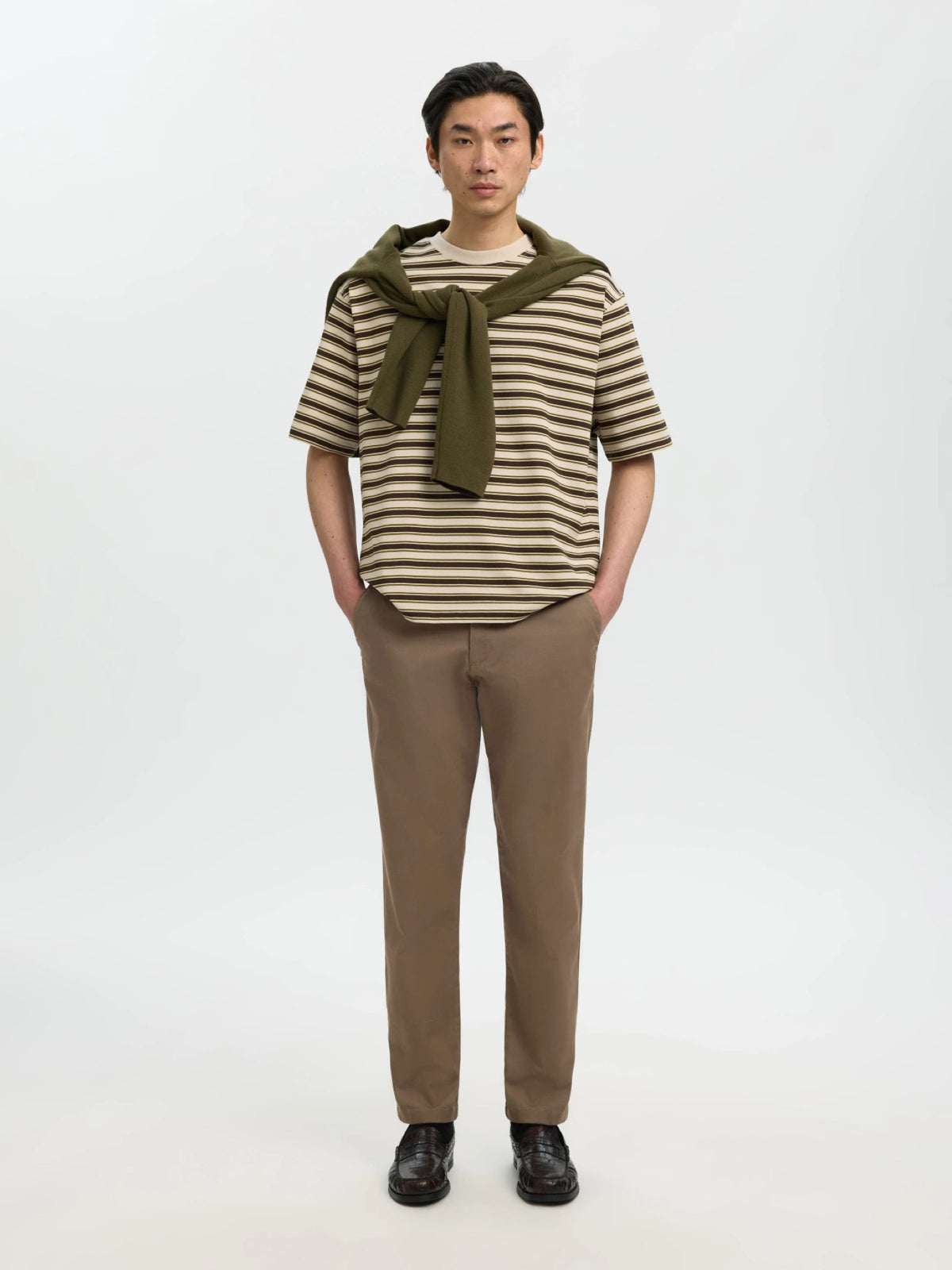 SLM175 NEW MILES Pantalon slim chino stretch coton bio — Selected Homme — Chocolate Chip — porté en look complet | Appart 17 Bruxelles