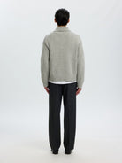 SLMCODY Polo en maille de laine, coupe décontractée — Selected Homme — Light Grey Melange — porté, de dos 4 | Appart 17 Bruxelles