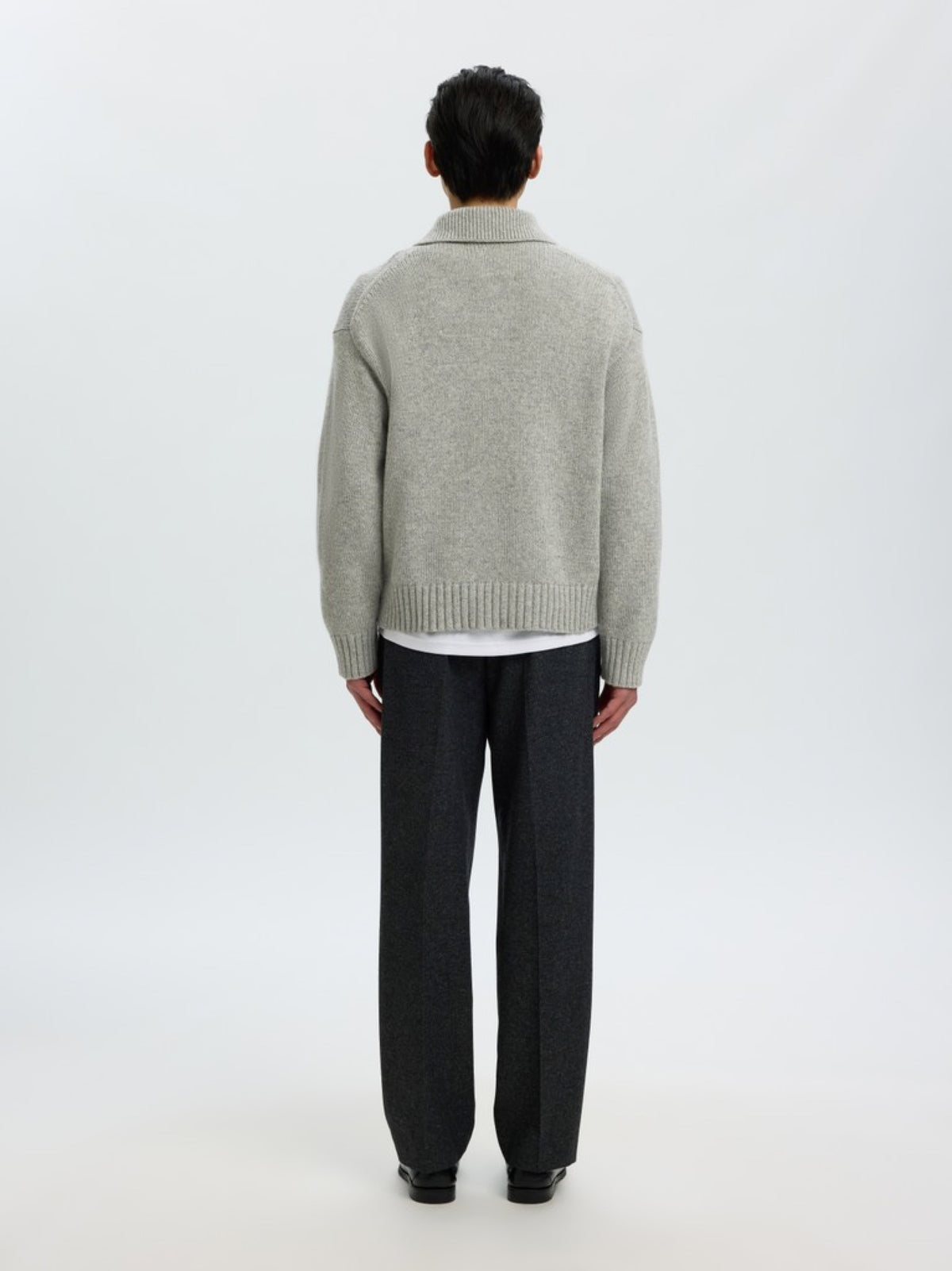 SLMCODY Polo en maille de laine, coupe décontractée — Selected Homme — Light Grey Melange — porté, de dos 4 | Appart 17 Bruxelles