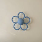 Hochet de dentition Daisy — Mushie — Faded Denim — mise en situation 2 | Appart 17 Bruxelles