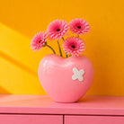 Vase cœur Love Patch en céramique — Upside Stories — Rose — mise en situation 2 | Appart 17 Bruxelles