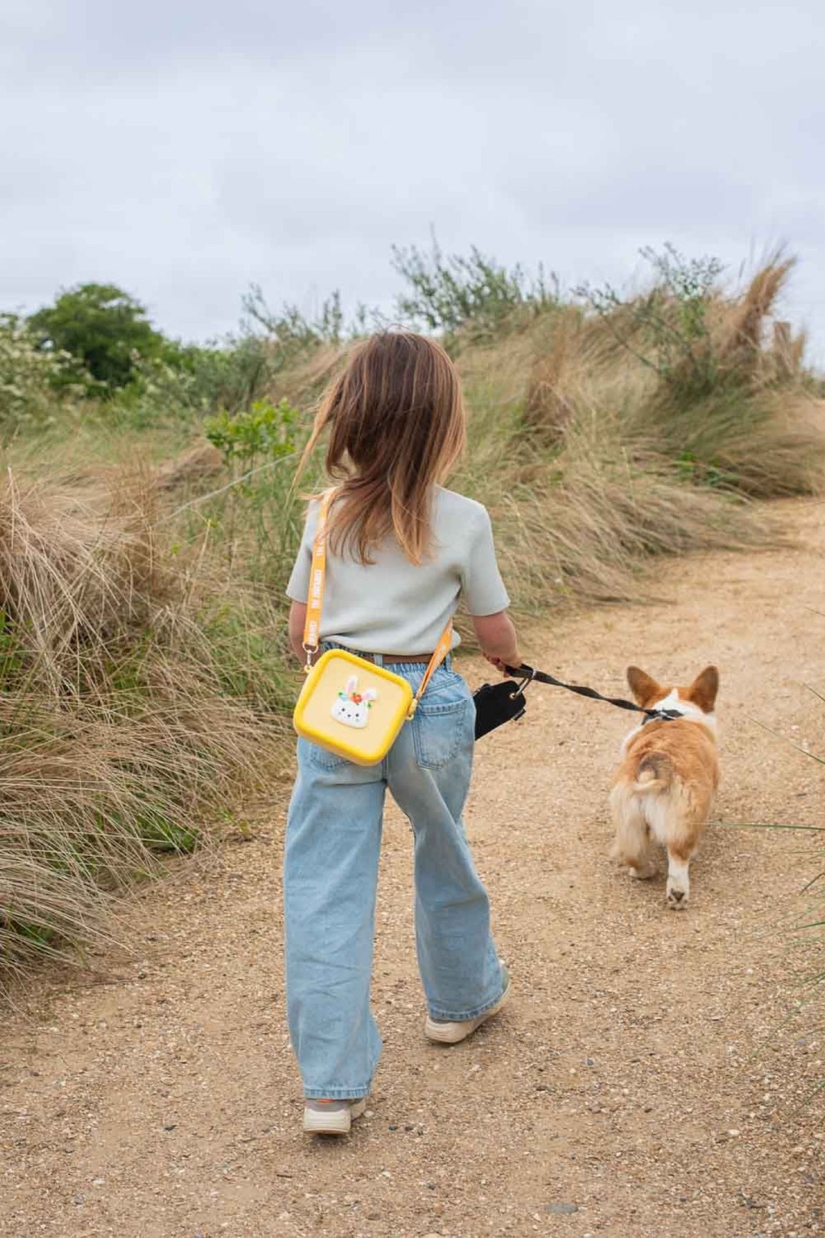 Pochette bandoulière en silicone pour appareil photo enfant — The Zoofamily — Lapin fleuri — autre vue 2 | Appart 17 Bruxelles