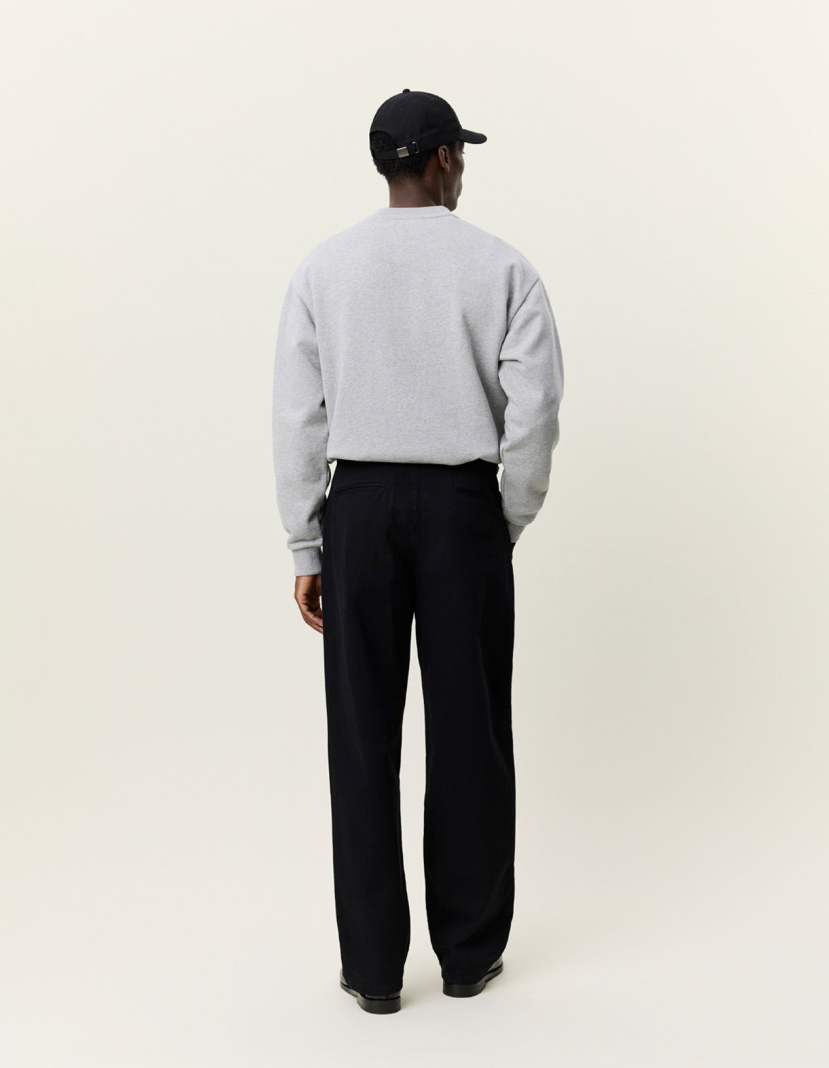 Half Buttoned Sweatshirt à patte boutonnée — Les Deux — Grey Melange — porté, de dos 3 | Appart 17 Bruxelles