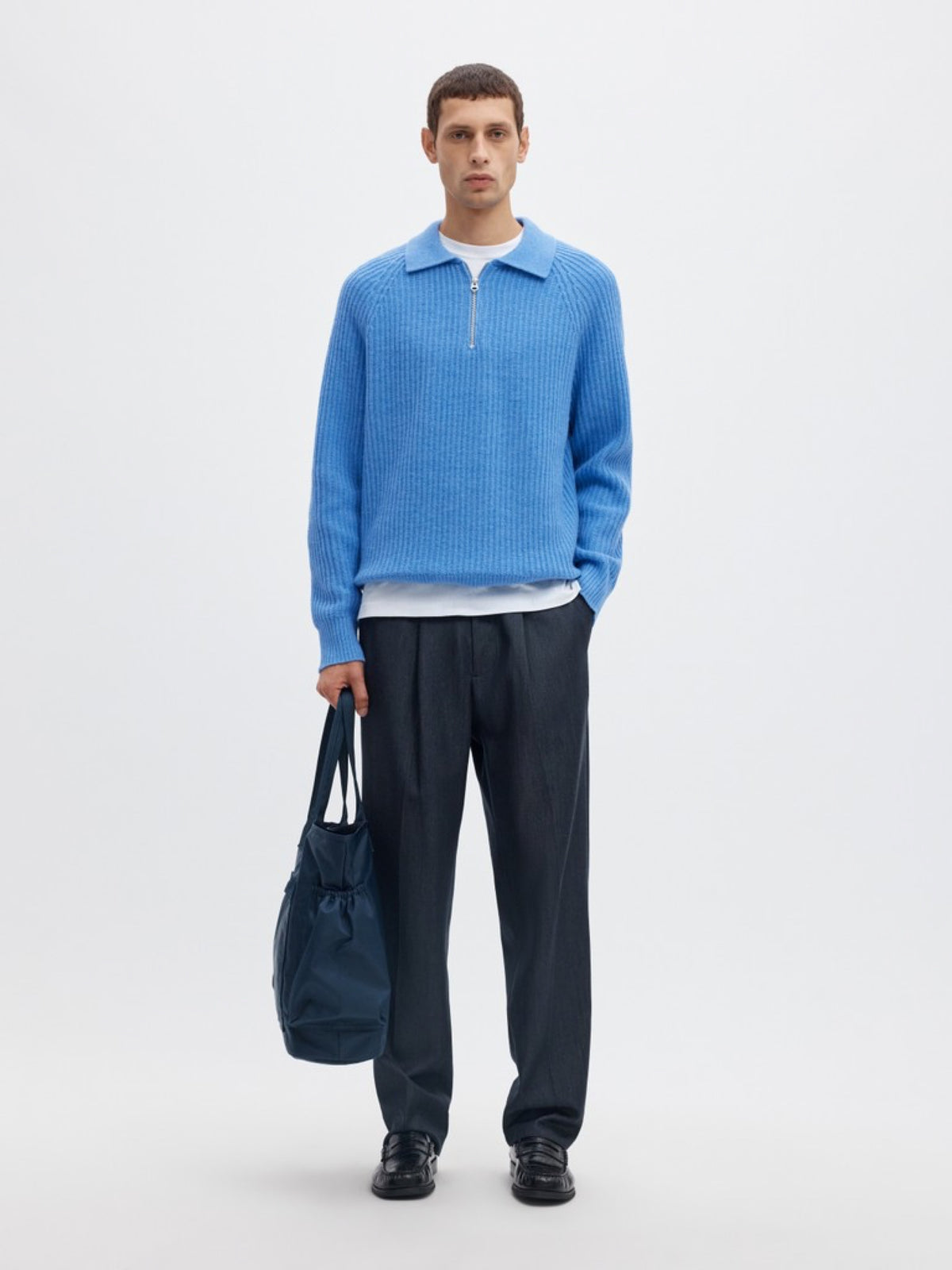 SLMBEN Pull col polo zippé en laine RWS — Selected Homme — Granada Sky — porté, en pied avec sac 3 | Appart 17 Bruxelles