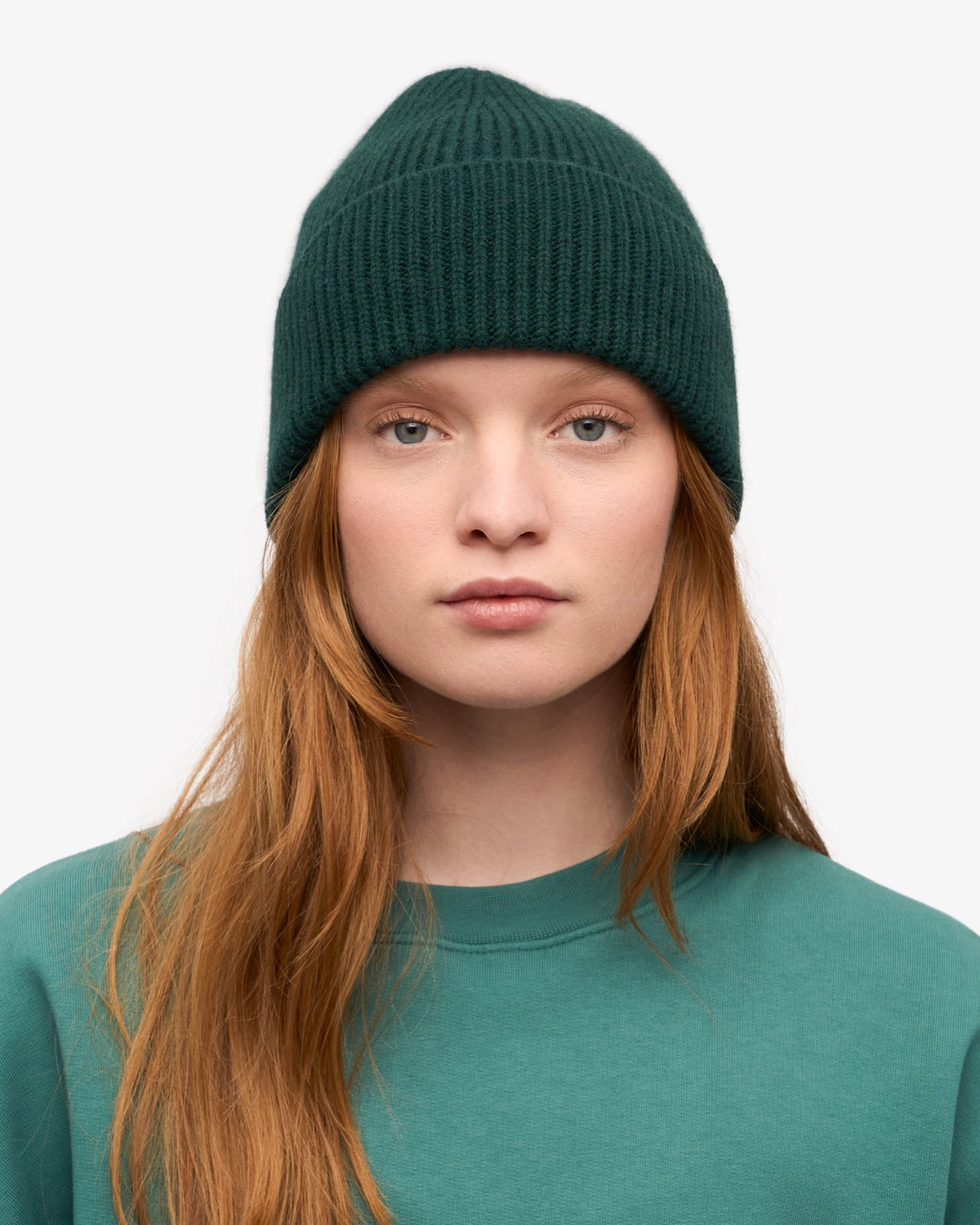 Colorful Standard Merino Wool Beanie Bonnet laine mérinos recyclée — Colorful Standard — Emerald Green — porté, vue de face | Appart 17 Bruxelles