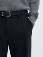 SLM220-LOOSE LUKE Pantalon loose en laine mélangée à rayures tennis — Selected Homme — Dark Navy Stripes — détail des rayures et de la poche 5 | Appart 17 Bruxelles