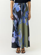 YASPELLA Jupe longue en satin imprimé iris — YAS — Black Etira print — porté 3 | Appart 17 Bruxelles