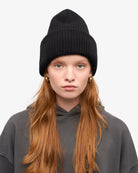 Colorful Standard Merino Wool Hat Bonnet côtelé à large revers laine mérinos — Colorful Standard — Deep Black — porté, vue de face | Appart 17 Bruxelles