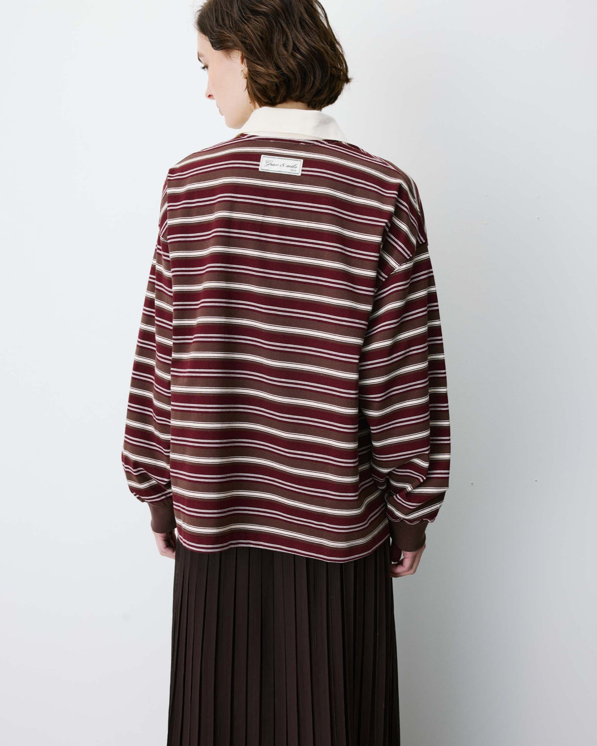 Aron Polo rayé oversize à col ouvert — Grace & Mila — Chocolat — détail de l’étiquette au dos 7 | Appart 17 Bruxelles