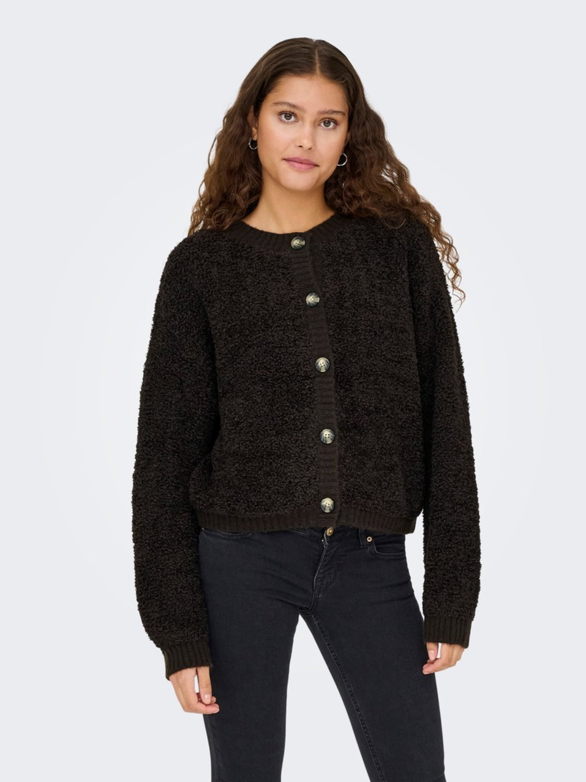 JDYEIRA Cardigan court en maille bouclette boutonné — JDY — Chocolate Torte — porté | Appart 17 Bruxelles