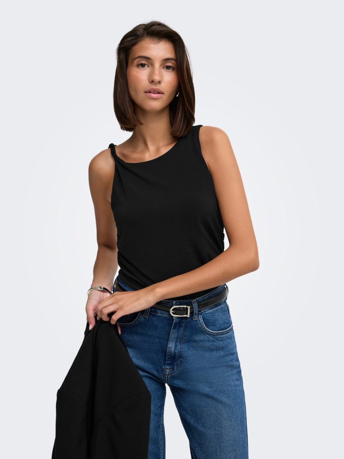 JDYMISTY Top sans manches drapé à encolure asymétrique — JDY — Black — porté | Appart 17 Bruxelles
