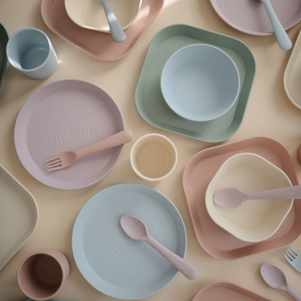 Coffret vaisselle enfant Round — Mushie — Soft Lilac — mise en situation 3 | Appart 17 Bruxelles