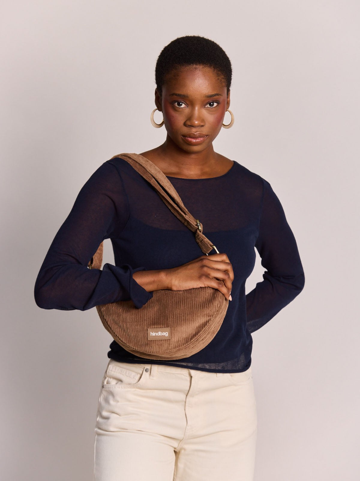 Hindbag Andrea Sac demi-lune d'hiver, velours, tartan ou effet laine — Hindbag — Velours macchiato — porté 3 | Appart 17 Bruxelles