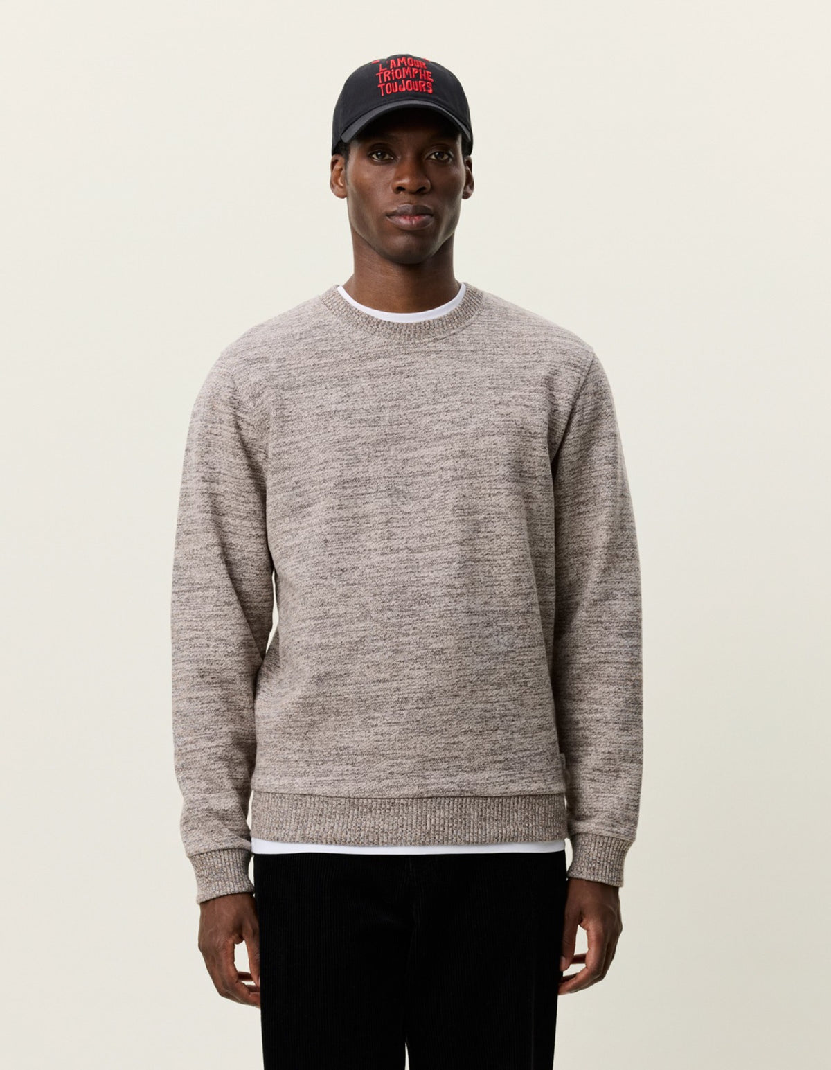 Mouline Sweatshirt en coton mouliné — Les Deux — Dark Sand — porté 2 | Appart 17 Bruxelles
