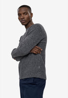 ROLAND Pull col rond en maille chinée alpaga et coton — Minimum — Silver Mink — porté, détail 5 | Appart 17 Bruxelles