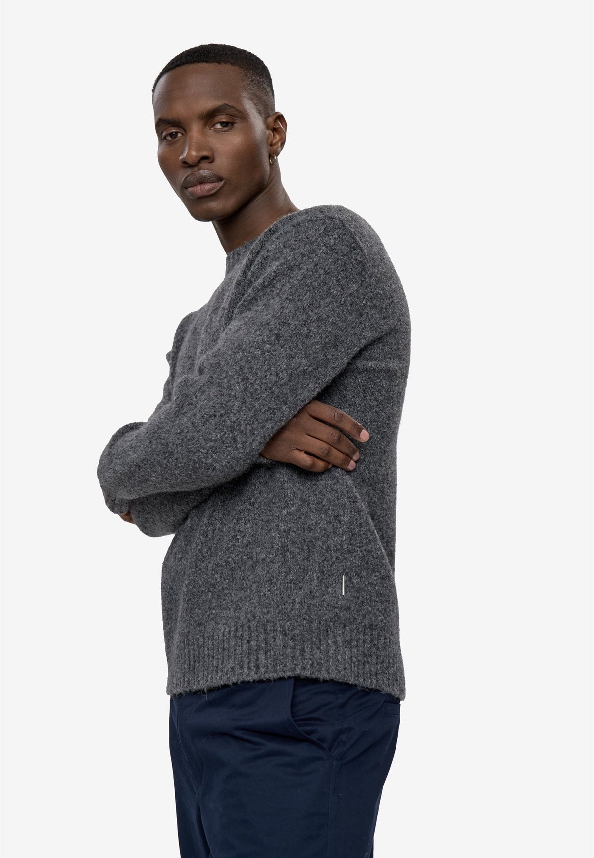 ROLAND Pull col rond en maille chinée alpaga et coton — Minimum — Silver Mink — porté, détail 5 | Appart 17 Bruxelles