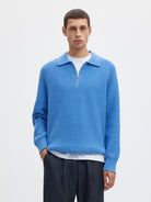 SLMBEN Pull col polo zippé en laine RWS — Selected Homme — Granada Sky — porté, de face | Appart 17 Bruxelles