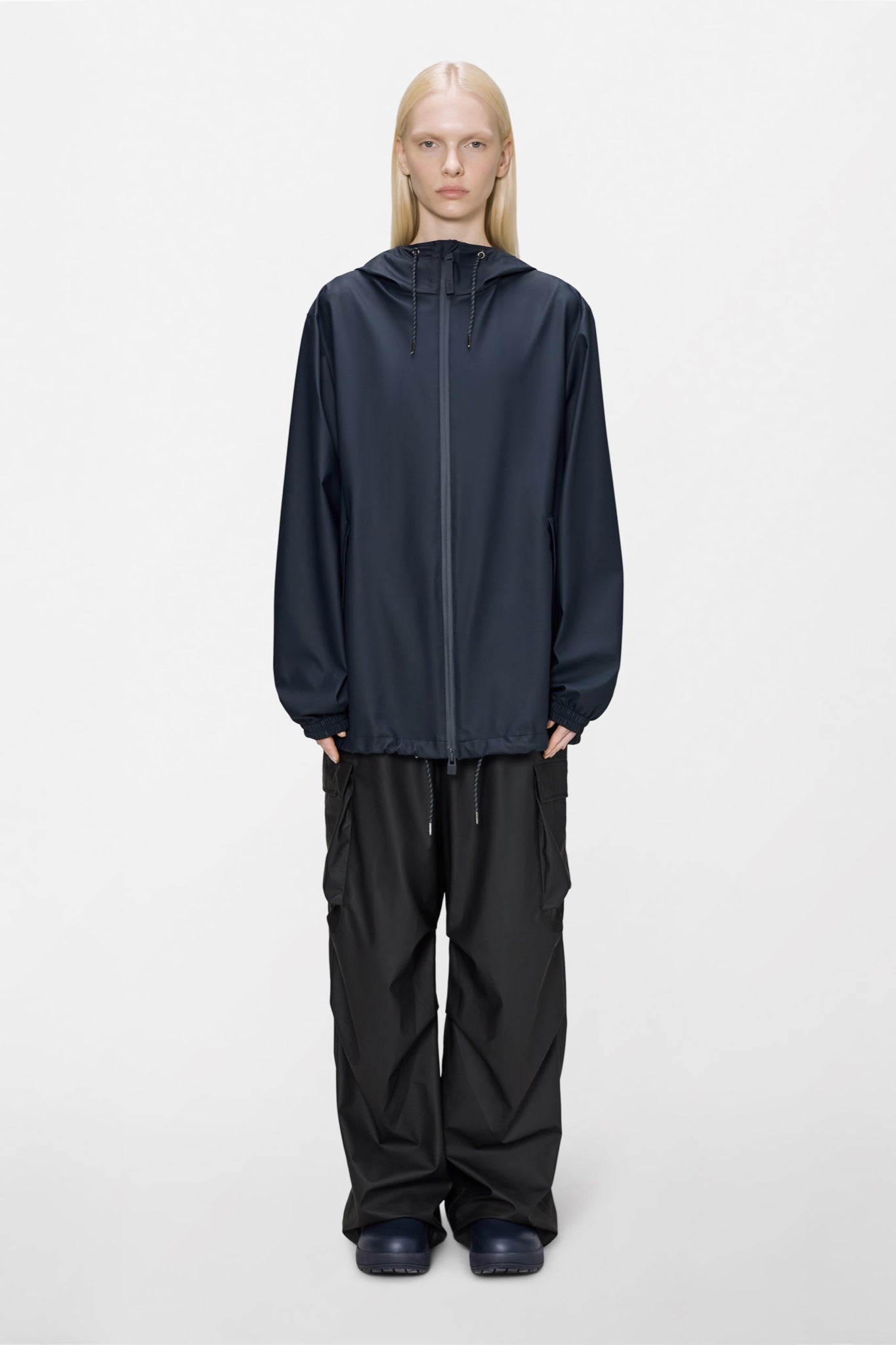 Rains Storm Breaker W3 — Rains — Navy — porté | Appart 17 Bruxelles
