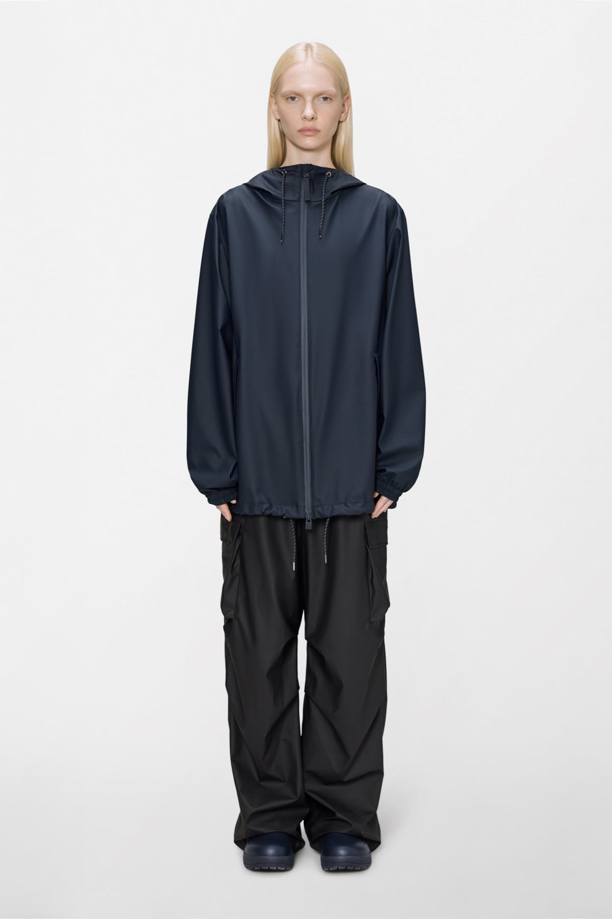 Rains Storm Breaker W3 — Rains — Navy — porté | Appart 17 Bruxelles